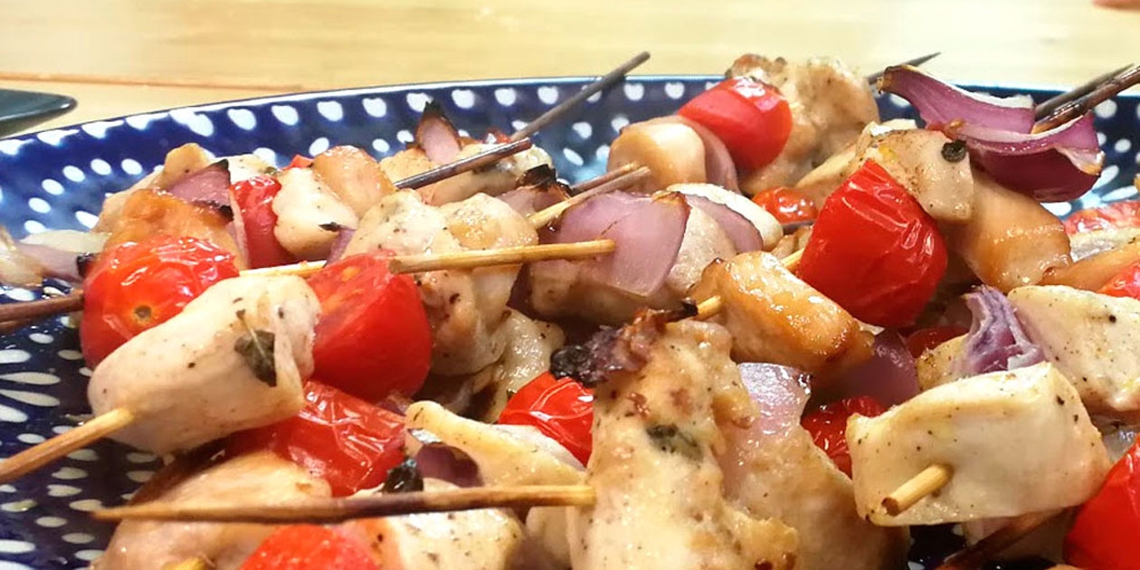 Brochetas de pollo marinado y tomatitos