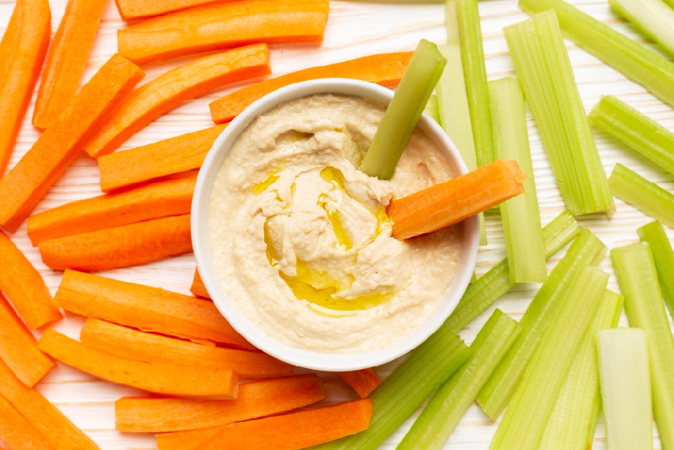 Humus y pestos  con medias lunas blancas y rojas de acompañamiento (6)