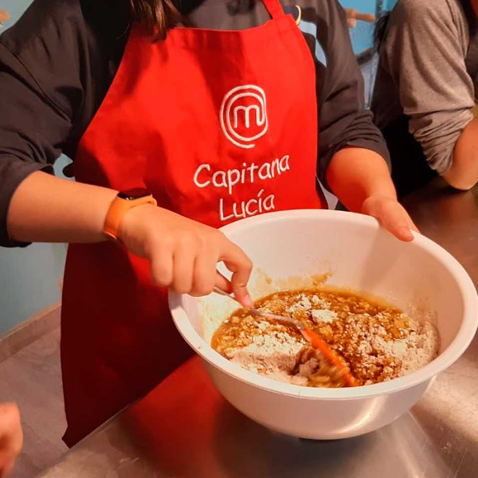 Taller de cocina infantil, ensalada para picnic y bizcocho