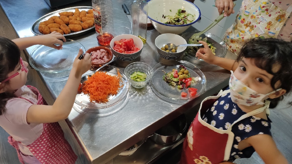  Taller de cocina infantil, Montando el pollo en la cocina